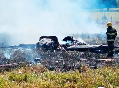Avião cai em Goiás, pega fogo e piloto de 74 anos sobrevive