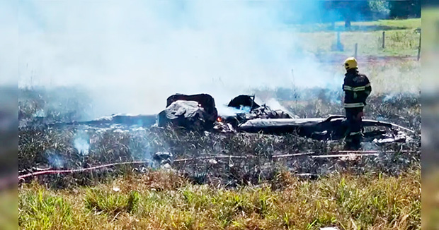 Avião cai em Goiás, pega fogo e piloto de 74 anos sobrevive