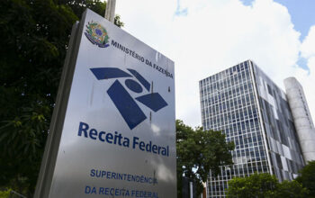 Receita paga nesta terça maior lote de restituição do IR da história