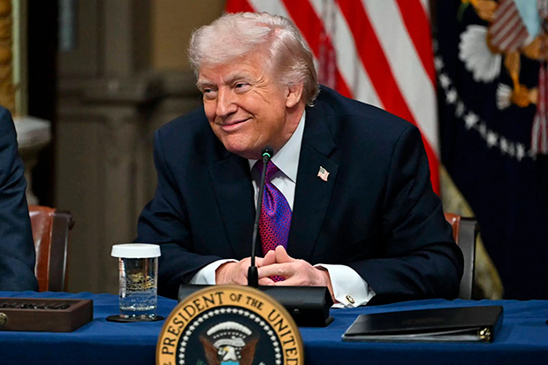 Trump declarou lucro de mais de R$ 2,7 bi com a criptomoeda da família em 2025
