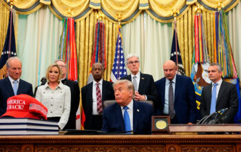 Trump diz que Irã ‘deixará de existir’ após novos ataques dos EUA perto de Ormuz
