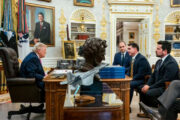 Trump posta foto com Flávio Bolsonaro horas após nova proposta de tarifaço