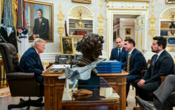Trump posta foto com Flávio Bolsonaro horas após nova proposta de tarifaço