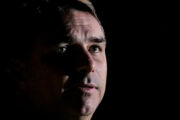 Washington Post diz que Dark Horse virou dor de cabeça para Flávio Bolsonaro