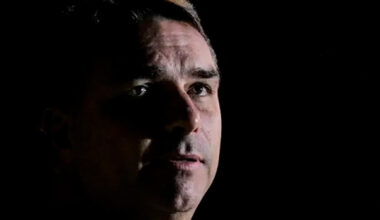 Washington Post diz que Dark Horse virou dor de cabeça para Flávio Bolsonaro