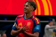 Yamal desafia a extrema-direita: gol na Copa revive símbolo de bairro atacado por racistas na Espanha