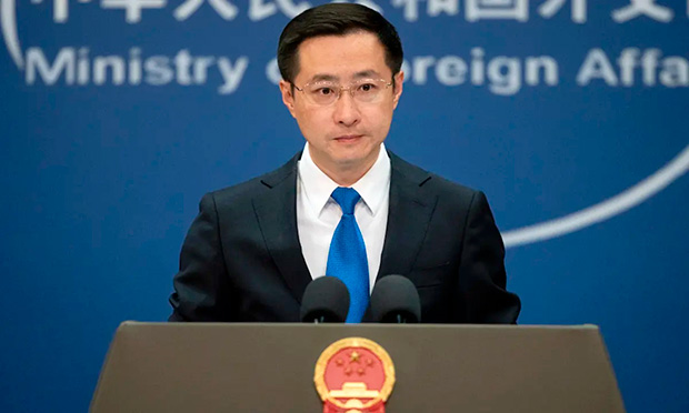 China pede restauração da navegação normal e segura no Estreito de Ormuz