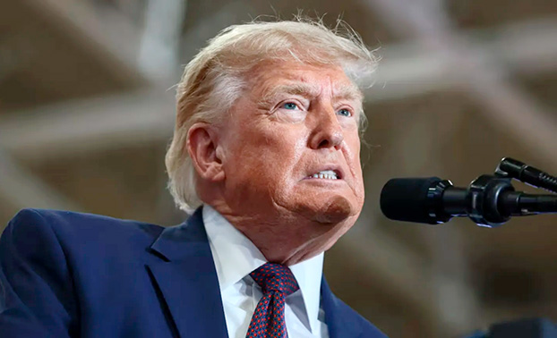 Depois de lucrar mais de US$ 1 bilhão com criptos, Trump diz que não se envolve com seus investimentos