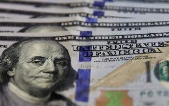 Dólar cai ao menor valor desde junho com alta do petróleo