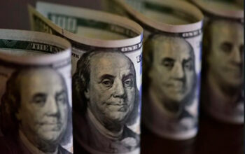 Dólar fica estável em R$ 5,20 e Bolsa sobe com emprego fraco nos EUA