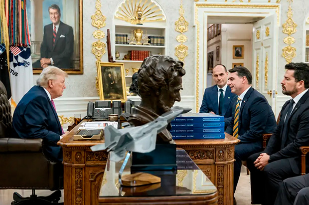 Dossiê entreguista enviado a Trump desgasta Flávio Bolsonaro, aponta pesquisa