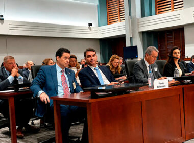 Editorial do Estado de S. Paulo diz que Flávio Bolsonaro é indigno da confiança do setor produtivo nacional