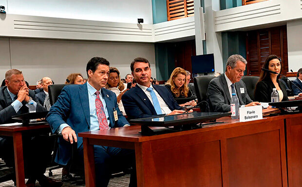 Editorial do Estado de S. Paulo diz que Flávio Bolsonaro é indigno da confiança do setor produtivo nacional
