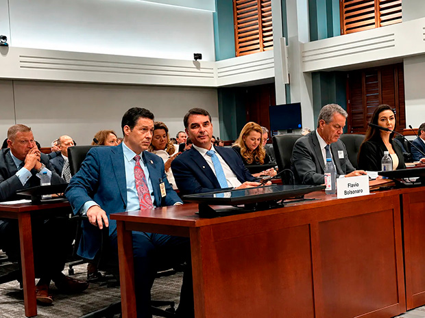 Editorial do Estado de S. Paulo diz que Flávio Bolsonaro é indigno da confiança do setor produtivo nacional