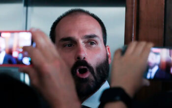 Eduardo Bolsonaro chama Dino de “comunista totalitário” por determinar bloqueio de bens de Valdemar Costa