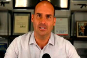 Eduardo Bolsonaro diz que Lula é ignorado no exterior: “É o bêbado da rua”