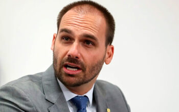 Eduardo Bolsonaro e um de seus blogueiros expõem vida sexual de ex-aliado