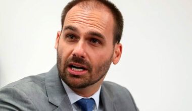 Eduardo Bolsonaro e um de seus blogueiros expõem vida sexual de ex-aliado