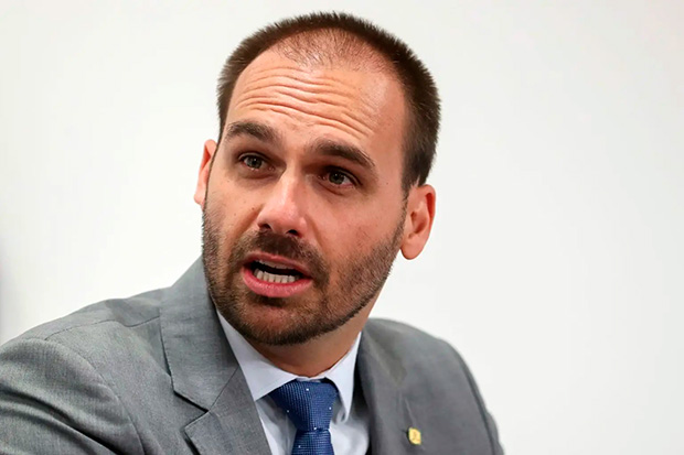 Eduardo Bolsonaro e um de seus blogueiros expõem vida sexual de ex-aliado