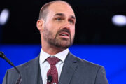 Eduardo Bolsonaro elogia chilique de Neymar em jogo do Brasil: “Homem”