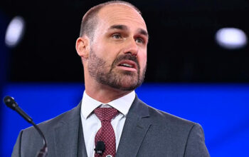Eduardo Bolsonaro elogia chilique de Neymar em jogo do Brasil: “Homem”