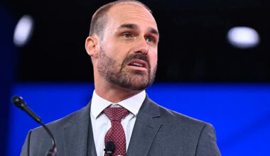 Eduardo Bolsonaro elogia chilique de Neymar em jogo do Brasil: “Homem”