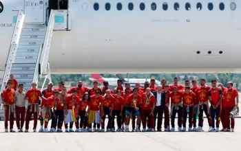 Espanha desembarca em Madri com troféu da Copa do Mundo e inicia dia de comemorações