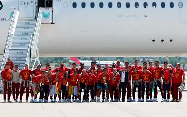 Espanha desembarca em Madri com troféu da Copa do Mundo e inicia dia de comemorações