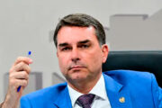 Estadão destaca que as declarações de Flávio Bolsonaro são totalmente falsas e que ele  herdou o golpismo de Bolsonaro pai