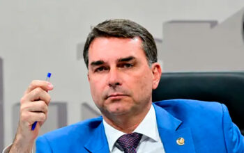 Estadão destaca que as declarações de Flávio Bolsonaro são totalmente falsas e que ele  herdou o golpismo de Bolsonaro pai