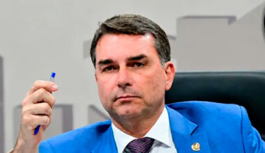 Estadão destaca que as declarações de Flávio Bolsonaro são totalmente falsas e que ele  herdou o golpismo de Bolsonaro pai