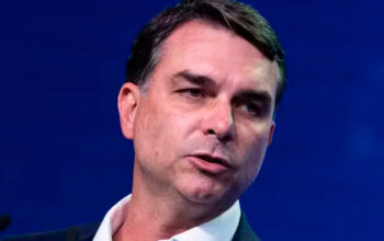 Estadão diz que Flávio Bolsonaro é entreguista e critica: “Rebaixa o Brasil ante os EUA”