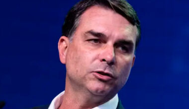 Estadão diz que Flávio Bolsonaro é entreguista e critica: “Rebaixa o Brasil ante os EUA”