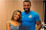 Ex-BBB Davi Brito se casa usando camisa de time um mês após assumir namoro: 'Um brinde para nós'