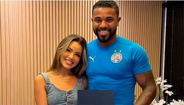 Ex-BBB Davi Brito se casa usando camisa de time um mês após assumir namoro: 'Um brinde para nós'