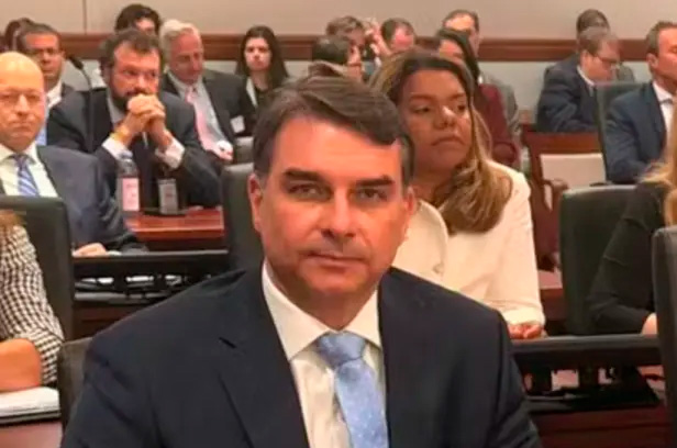 Faria Lima critica participação de Flávio Bolsonaro em audiência sobre tarifaço nos EUA