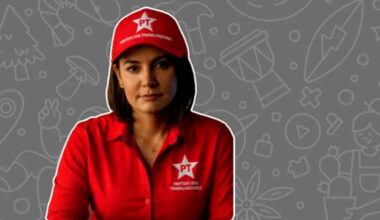 Figurinha de Michelle com boné e camiseta do PT viraliza no entorno de Flávio Bolsonaro
