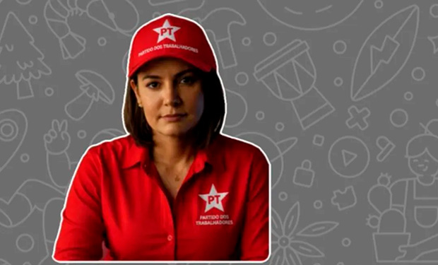 Figurinha de Michelle com boné e camiseta do PT viraliza no entorno de Flávio Bolsonaro