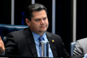 Fim da escala 6×1 completa dois meses parada no Senado, com resistência de Alcolumbre