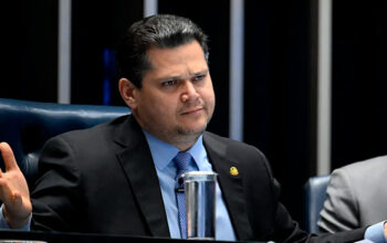 Fim da escala 6×1 completa dois meses parada no Senado, com resistência de Alcolumbre
