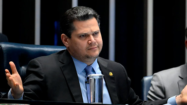 Fim da escala 6×1 completa dois meses parada no Senado, com resistência de Alcolumbre