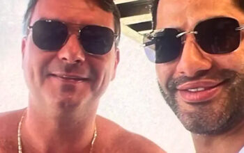 Flávio Bolsonaro aparece ao lado de sicário de Vorcaro
