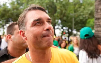 Flávio Bolsonaro depõe por escrito à Polícia Federal sobre calúnia contra Lula