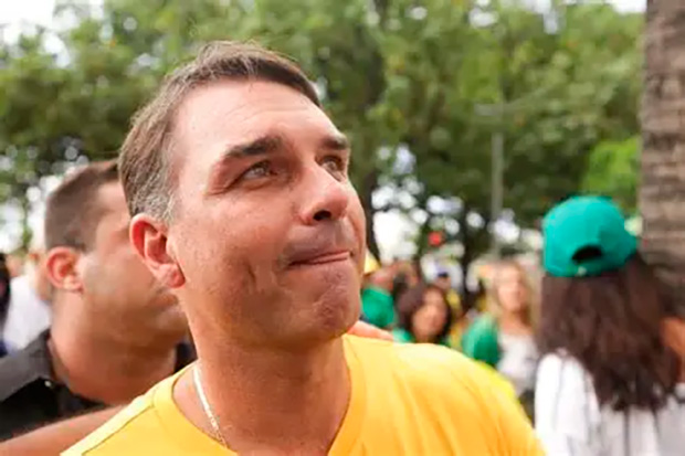 Flávio Bolsonaro depõe por escrito à Polícia Federal sobre calúnia contra Lula