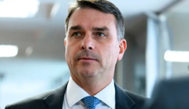 Flávio Bolsonaro dispensa segurança da PF e reacende debate sobre proteção eleitoral
