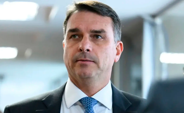 Flávio Bolsonaro dispensa segurança da PF e reacende debate sobre proteção eleitoral