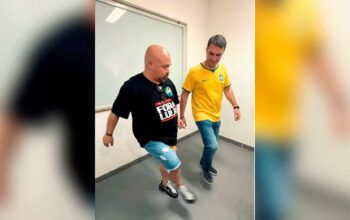 Flávio Bolsonaro finge gostar de povo e surge aprendendo “passinhos” de funk