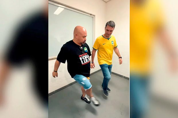Flávio Bolsonaro finge gostar de povo e surge aprendendo “passinhos” de funk