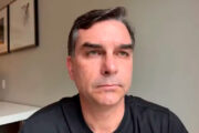Flávio Bolsonaro presta depoimento à PF em inquérito que investiga calúnia contra Lula