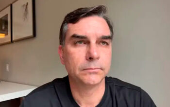 Flávio Bolsonaro presta depoimento à PF em inquérito que investiga calúnia contra Lula